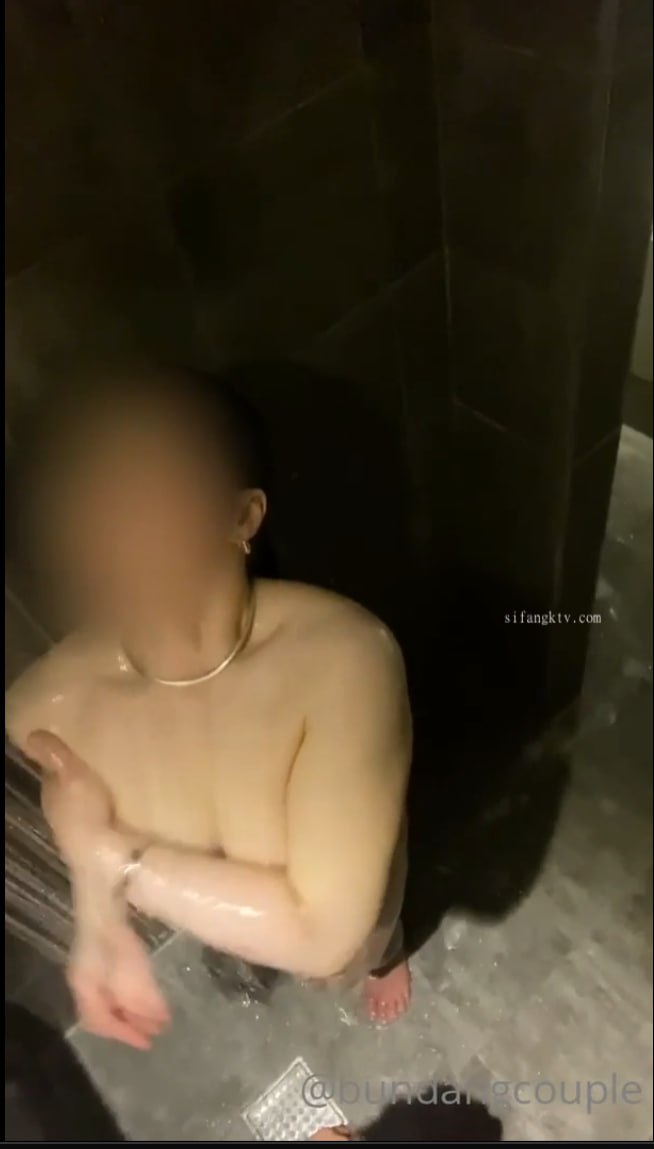 FUNK-042 優等生J系は、露出狂ド変態 学校や通学路などバレたらヤバい場所で全裸露出するのが癖になったJ系たち